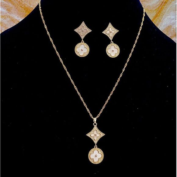18K GOLD BLOSSOM FLOWER DESIGNS NECKLACE AND EARRINGS SET - Picture 1 of 4